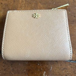 Ladies Tory Burch small wallet. Excellent condition. No marks on leather.